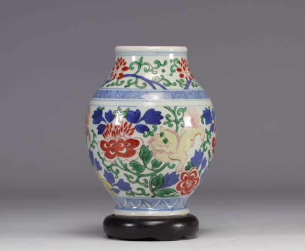 China - Doucai vase decorated with dogs and flowers, Kangxi period (1661-1722)