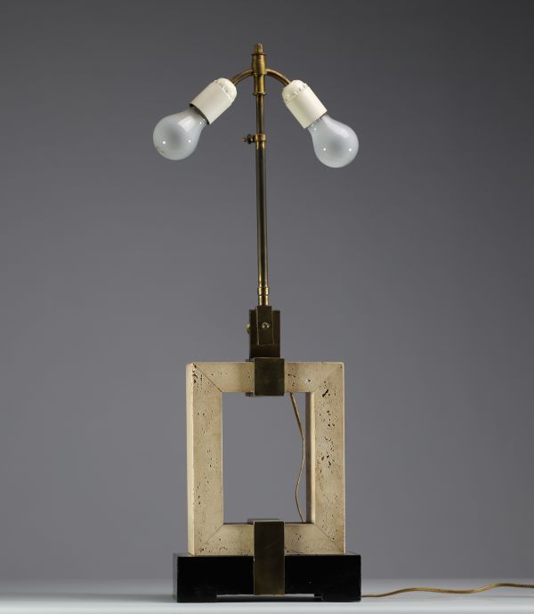 Jacques QUINET (1918-1992) attr. à Lampe de table en travertin et bronze patiné, base en métal laqué noir, vers 1960.