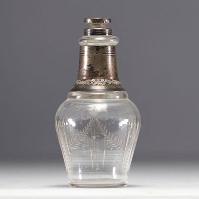 Petite carafe en verre et argent de style Louis XVI, poinçon Minerve.