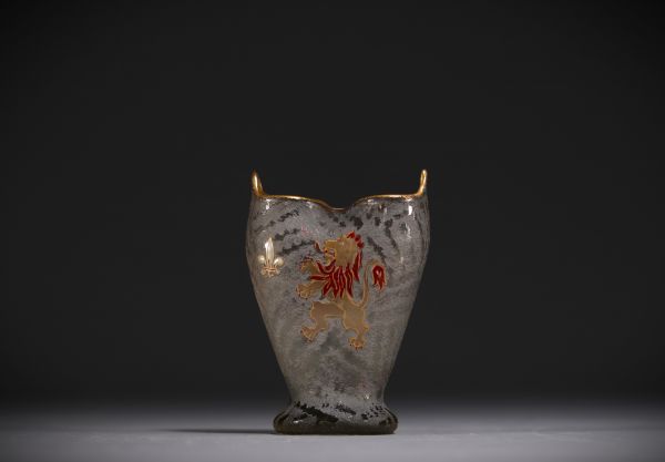 DAUM Nancy - Rare vase en verre dégagé à l'acide et émaillé à décor de lion et de fleur de lys, signé sous la base.