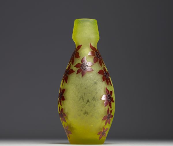 François - Théodore LEGRAS (1839-1916) Vase en verre multicouche dégagé à l'acide décor de fleur émaillées, signé.