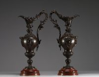 Paire de verseuses en bronze de style Louis XV sur socles en marbre rouge.