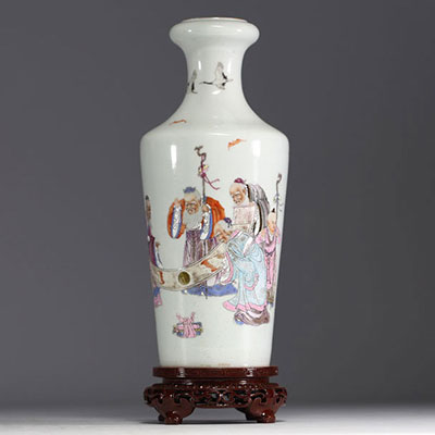 Chine - Vase en porcelaine famille rose à décor de mages et poème.