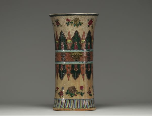 China - Large polychrome porcelain vase decorated with chimeras.