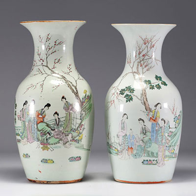 Chine - Paire de vases en porcelaine de la famille rose à décor de courtisanes, début XXème.
