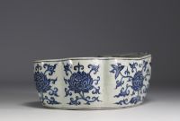 Chine - Repose tête en porcelaine blanc bleu à décor floral.