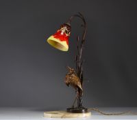 Charles SCHNEIDER (1881-1953) Le Verre Français, attr. à - Lampe de bureau en verre multicouche dégagé à l'acide et pied en bonze représentant un héron dans les roseaux.