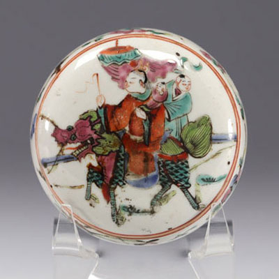 China - A famille rose porcelain covered box decorated with characters.