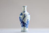 Chine - Petit vase en porcelaine blanc bleu à décor de courtisanes.