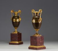 Pair of bronze and chased vases with two patinas, double scrolled handles, Griotte marble base, Empire period.