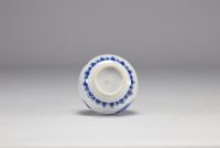 Petit vase en porcelaine en blanc et bleu à décor de fleurs de l'époque Kangxi (1661-1722)