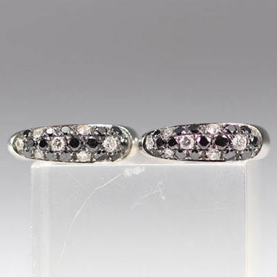 (2) Leo Pizzo paire de boucles d'oreilles en or blanc 750 pavées de diamants blanc transparents et noirs taille brillant