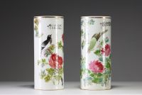 Chine - Paire de vases rouleaux en porcelaine polychrome qianjiang cai à décor de pivoines et oiseaux, vers 1900.