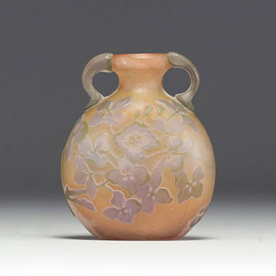 Émile GALLÉ (1846-1904) Small gourd vase in acid-etched multi-layered glass with hydrangea design and hot-moulded handles, signed.