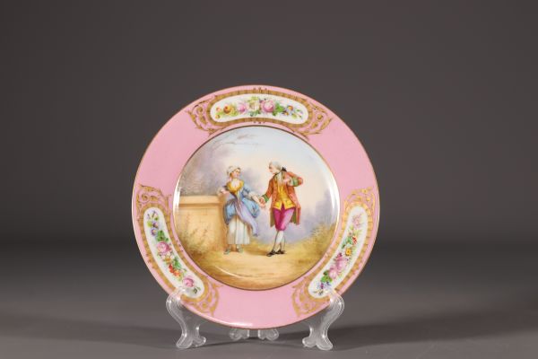 Sèvres - Château des Tuileries, assiette en porcelaine à décor romantique.