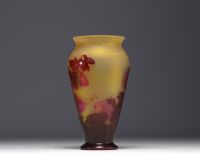 Émile GALLÉ (1846-1904) Vase en verre multicouche dégagé à l'acide à décor d'abutilon, signé.