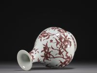 China - Porcelain vase decorated with iron-red peaches, Qing period.