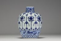 Chine - Vase en porcelaine blanc bleu à décor floral et de chevaux, marque au bleu sous la pièce, époque Ming