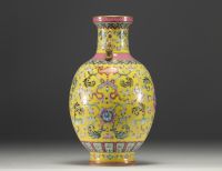 Chine - Vase en porcelaine de la famille rose sur fond jaune marque au bleu sous la pièce.