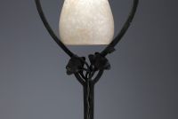 Charles SCHNEIDER (1881-1953) Lampe de table Art Nouveau en verre marmoréen, pied en métal forgé en double arceau, décor végétal, signée.