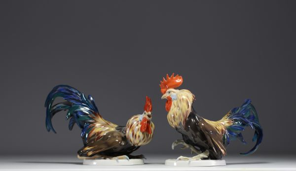 J. FELDTMANN for Rosenthal - Pair of roosters in polychrome porcelain, mid 20th century.