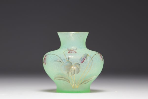 MULLER CROISMARE - Vase en verre givré dégagé à l'acide à décor de violettes sur fond vert d'eau.