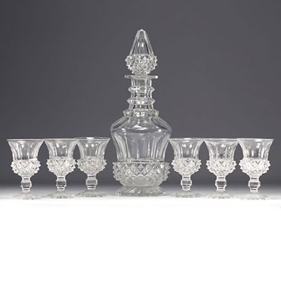 Ensemble composé d'une carafe et de six verres à décor de pointes de diamant.