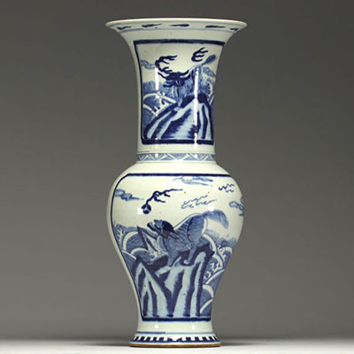 Chine - Grand vase blanc bleu à décor de chimères.