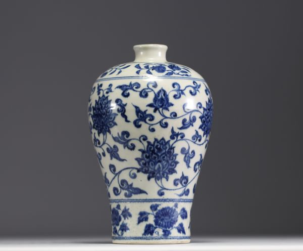 Chine - Vase en porcelaine blanc bleu, forme Meiping, d'époque XIXème.