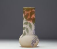 Émile GALLÉ (1846-1904) Vase en verre multicouche dégagé à l'acide au décor de glycine.