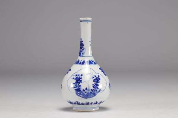 Petit vase en porcelaine en blanc et bleu à décor de fleurs de l'époque Kangxi (1661-1722)