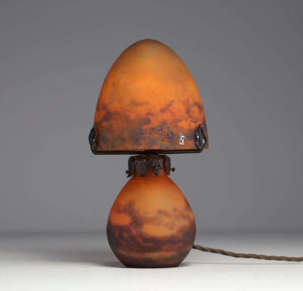 MULLER Frères Lunéville - Lampe champignon en verre marmoréen dans des tons orangés, signée.