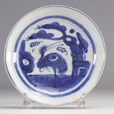 A white and blue porcelain plate decorated with stilt-walkers from the Ming period (明朝)