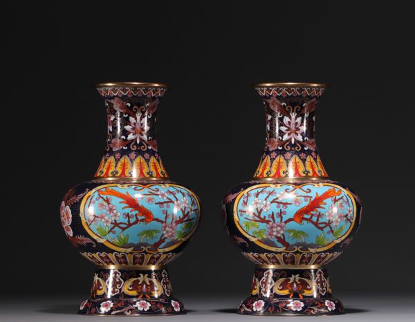 Chine - Paire de vases en émail cloisonné à décor de fleurs et d'oiseaux, XXe siècle.