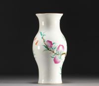 Chine - Vase en porcelaine au décor des neuf pêches, famille rose, époque Qing.