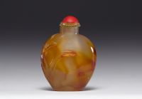 China - Agate snuffbox, stone stopper, Qing period.