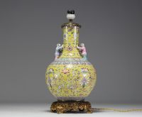 China - Famille rose porcelain lamp vase decorated with figures in relief, 19th-20th century