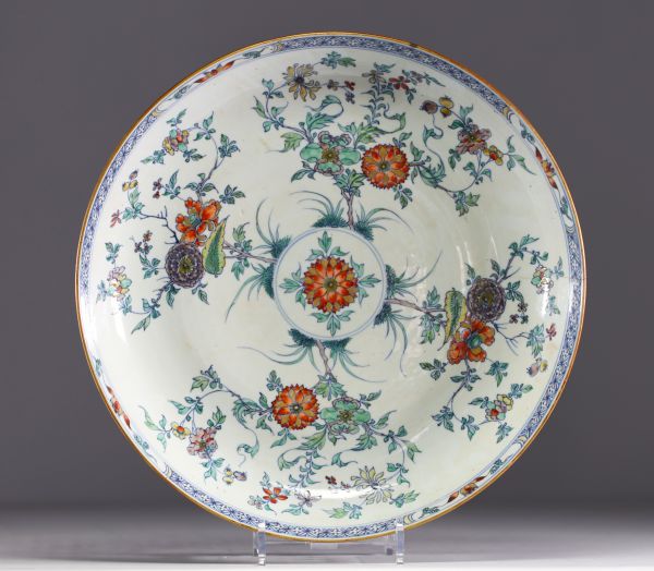 Chine - Grand plat en porcelaine polychrome à décor doucai, époque Kangxi.