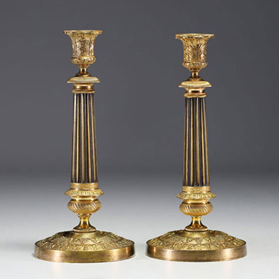 Paire de bougeoirs en bronze doré au décor de vignes et colonne dorique, Empire.