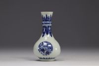 Chine - vase en porcelaine blanche et bleue à décor de phénix, marque sous la pièce.