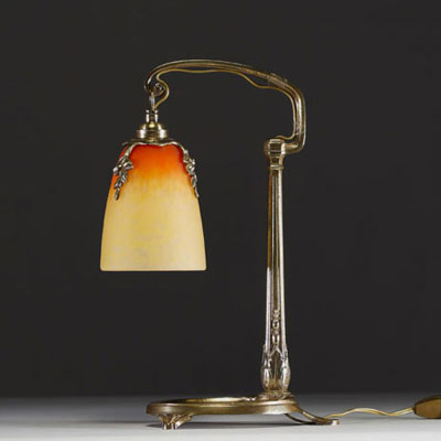 Charles RANC (XX) pour Schneider - Lampe de table Art Nouveau en verre marmoréen, pied en bronze, vers 1910, signée.