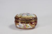 Porcelain box with a romantic decoration of two figures in the Sèvres style