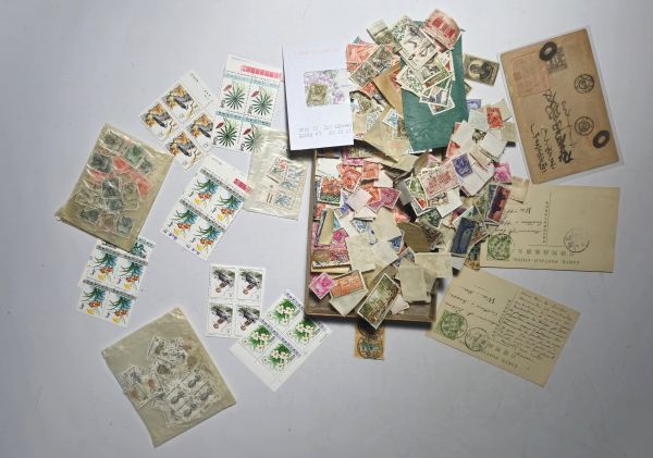 Ensemble de divers albums de timbres et documents de la Chine et du monde.