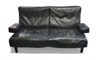 Eugenio GERLI (1923-2013) Black leather two-seater sofa published by Tecno around 1960.