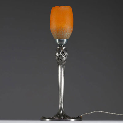 André DELATTE (1887-1953) Lampe de table Art Nouveau en verre multicouche pincé à chaud et poudré, pied en métal argentée à décor floral, signée.