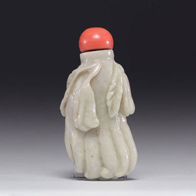 China - white jade snuffbox, coral stopper, Qing period.