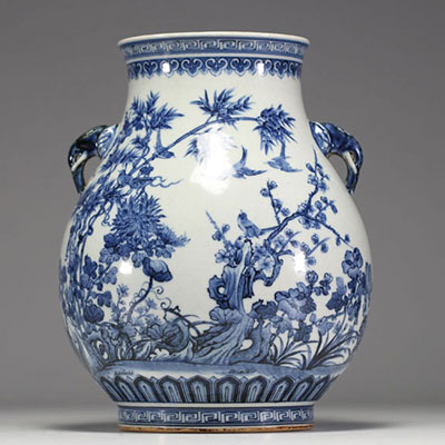 China - White-blue porcelain vase with floral decoration, blue mark under the piece, République period.