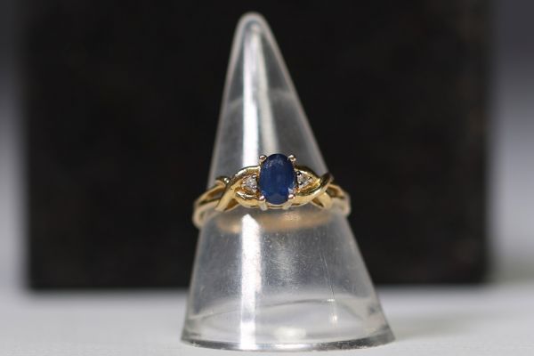 Bague en or 14k sertie de deux brillants et un saphir pour un poids total de 1,8gr.