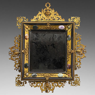 Miroir à frontons ornés de têtes d'angelots rocailles orné de bronze et pierres. travail Italien