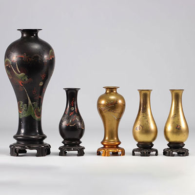 Lot of vases (5) in gilded Fuzhou lacquer decorated with landscapes and characters